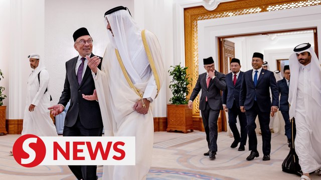 Anwar accorded official welcome in Qatar