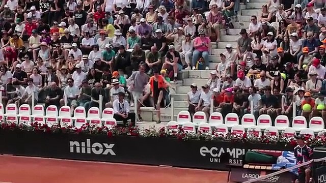 Atp Roma, blitz di Ultima Generazione agli Internazionali di tennis. La reazione del pubblico: «Scemi, scemi»