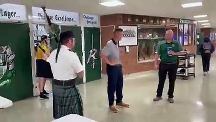 Alunos tentam irritar diretor com partida. Mas a ideia foi elogiada