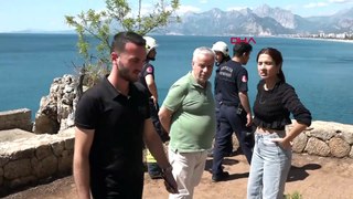 Antalya'da falezlerin üstüne çıkıp polislerin kurtardığı kadın: Yanlış yapıyorsunuz