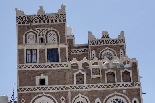 مهندس يمني يحوّل غرفة معيشة بيته إلى متحف