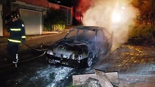 Carro de homem que foi detido por bater na namorada amanhece destruído por incêndio