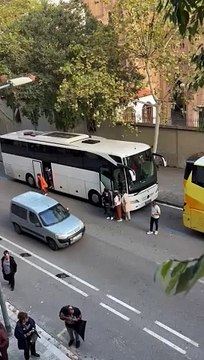 Turistas bajando del autobús en la calle Diputació, en La Monumental de Barcelona