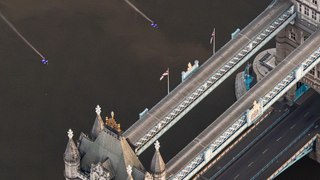 Les folles images de deux parachutistes qui traversent le Tower Bridge de Londres en wingsuit