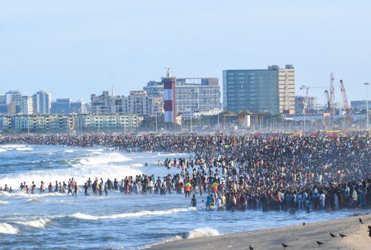 गर्मी से राहत पाने के लिए मरीना बीच पर उमड़े लोग देखें वीडियो