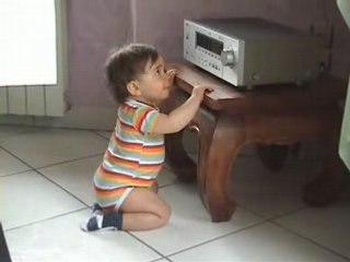 Esteban écoute ECN et danse