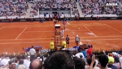 Télécharger la video: Blitz di Ultima Generazione agli Internazionali di tennis a Roma