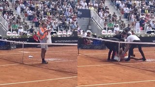 Tennis - Rome 2024 - Des militants écologistes jettent, en plein match, des confettis sur un court...