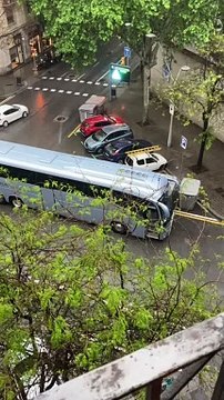 Autobús turístico mal estacionado en la calle Diputació, en La Monumental de Barcelona