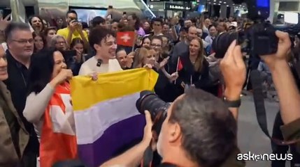 Nemo, il ritorno in Svizzera dopo il trionfo all'Eurovision (con la bandiera non binaria)