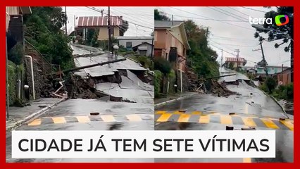 Rua desmorona após chuva em Gramado, no Rio Grande do Sul