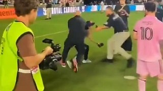 شاهد الحارس الشخصي لميسي بالدوري الامريكي  .. Watch Messi's bodyguard in the American League