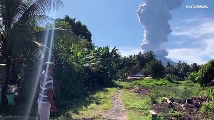 شاهد: استمرار البحث عن ناجين بعد فيضانات مُفاجئة ضربت جزيرة سومطرة وحصيلة القتلى في ارتفاع