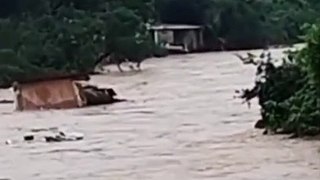 VÍDEO: Casa desaba e é arrastada por correnteza de rio em cidade de SC