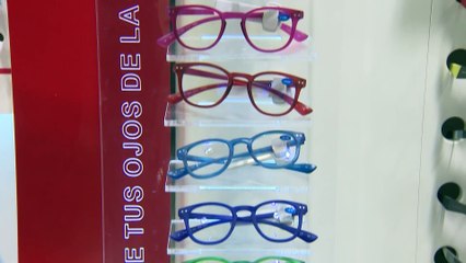 Sanidad confirma que "trabajará" para comenzar a financiar gafas y lentillas a partir de 2025