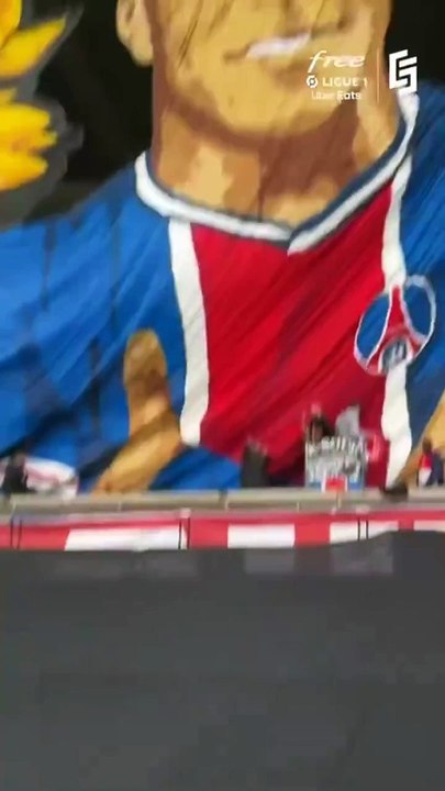 Un jeune supporter du PSG se fait insulter au micro par un capo du Virage Auteuil en marge de l’hommage à Mbappé