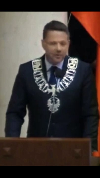 Ładny, ale cham.
