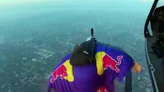 برای اولین بار؛ پرواز و عبور دو چترباز با لباس بال‌دار از میان پل برج لندن