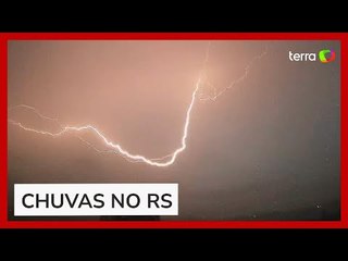 Observatório registra intensa 'chuva de raios' durante temporal no RS