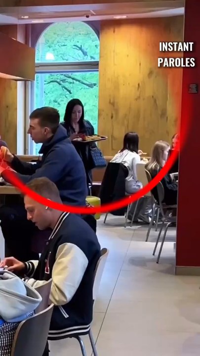 Cette femme renverse son plateau de nourriture en plein restaurant puis reçoit un soutien inespéré