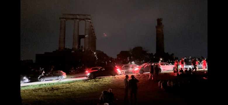 Hundreds visit Calton Hill in hope of seeing Northern Lights