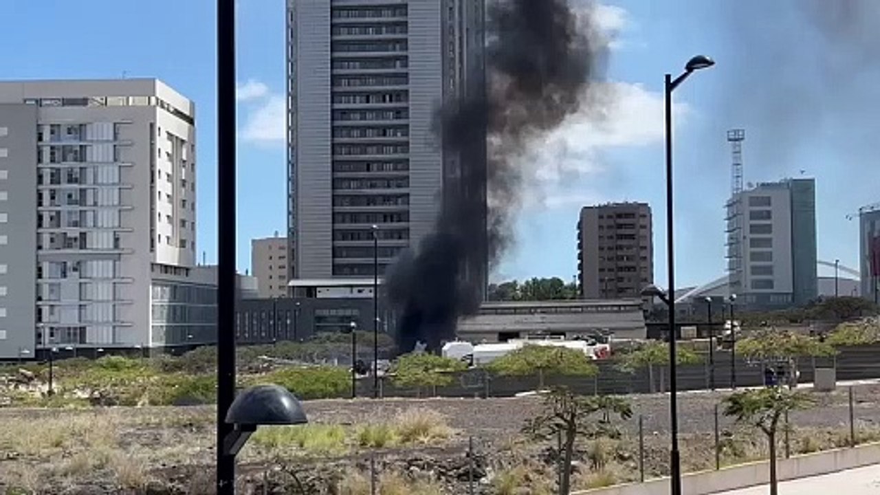 Columna de humo generada por un incendio en el descampado de Cabo Llanos, en Santa Cruz de Tenerife./ REDES