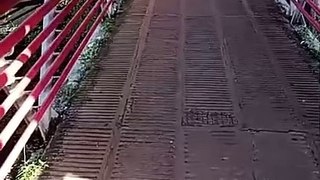 Pedestre mostra buraco em passarela na Bonocô