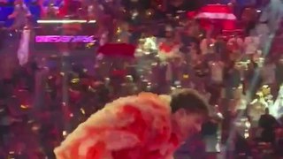 Nemo explica como partiu troféu da Eurovisão (minutos após vitória)
