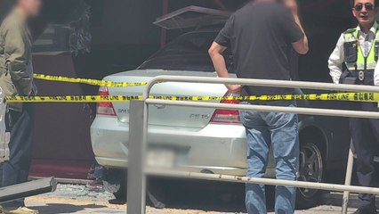 식당으로 돌진한 승용차...'운전 미숙' 추정 / YTN