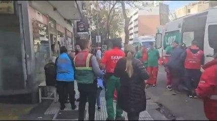 Feroz pelea en un mercado de Monserrat un guardia de segurid.mp4