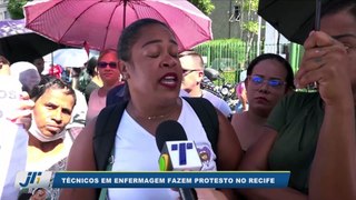 Técnicos de enfermagem fazem protesto no Recife