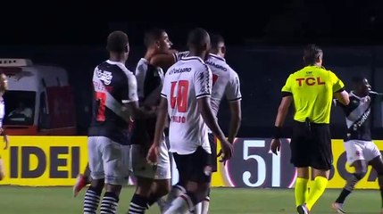 Agressão? Veja o que o VAR falou na expulsão de Camutanga em Vasco x Vitória