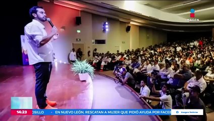 Normalistas de Ayotzinapa lanzan petardos a Palacio Nacional