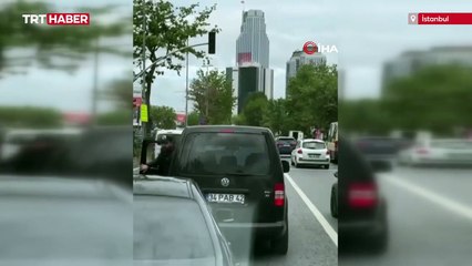 Trafikte tartıştığı sürücünün aynasını kırdı
