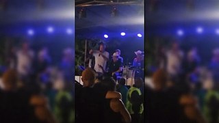 Supostamente bêbado, prefeito ofende eleitores em palco