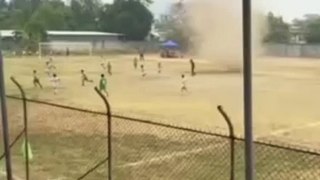 Tornado interrumpe juego de futbol en SPS