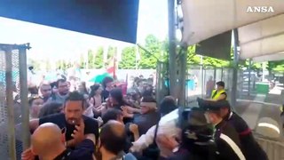 Torino, manifestanti pro Gaza sfondano il cancello al Salone del Libro
