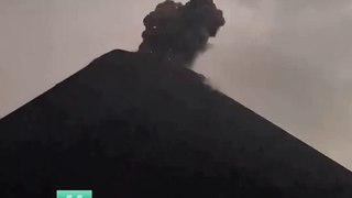 Rayo, ilumina volcán en erupción. Guatemala