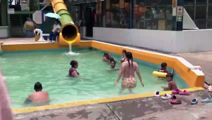 Mexicans flock to pools as temperatures soar