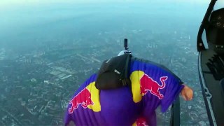 NO COMMENT: El histórico vuelo de salto base en el Tower Bridge de Londres