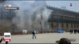 Normalistas de Guerrero lanzan petardos a Palacio Nacional
