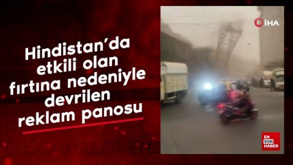 Hindistan'da etkili olan fırtına nedeniyle devrilen reklam panosu
