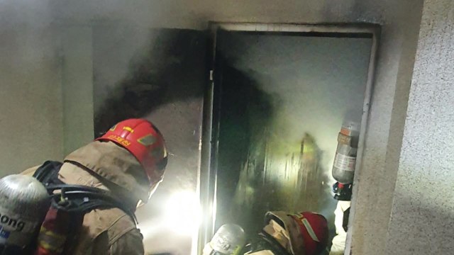 경기 군포 다세대 주택에서 불...1명 사망·1명 중상 / YTN