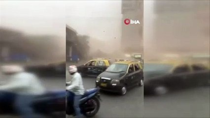 Devrilen reklam panosu can aldı!