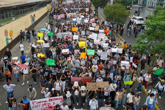 Más de 500 estudiantes de la UNAM exigen la expulsión de porros