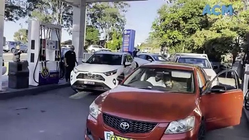 Motorists queue and locals fume as traffic chaos caused by discount petrol grips West Wollongong and Figtree. Video by Anna Warr