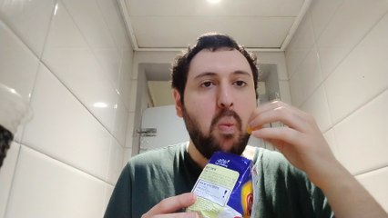 אוכל במבה אוסם ושתה קולה