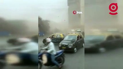 Hindistan'da toz fırtınası nedeniyle reklam panosu düştü