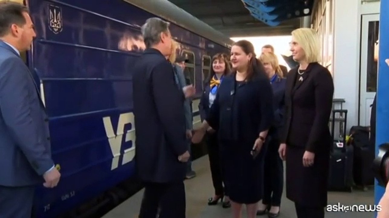 Visita a sorpresa di Blinken in Ucraina, l'arrivo in treno a Kiev