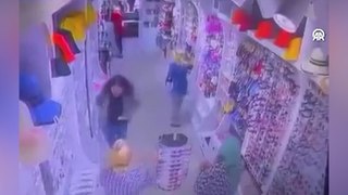 Bijuteri dükkanında karşılaştığı husumetlisine ateş eden kadın başka bir müşteriyi yaraladı